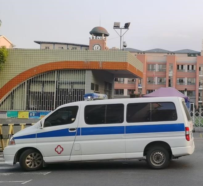 禄丰救护车出租护送骨折病人一公里多少钱